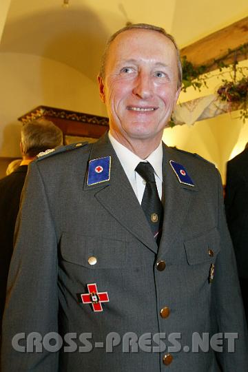 2009.01.10_21.29.22.JPG - Bezirkshauptmann Dr. Hans-Heinz Lenze ist langj�hriges Vorstandsmitglied des RK-Landesverbands und darf sich "Oberrettungsrat" nennen.