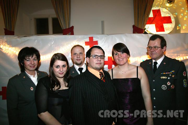 2009.01.10_21.34.57.JPG - Feierten am Ball ihre bestande Rettungssanit�ter-Pr�fung: (v.l.n.r.) Cornelia Grimus, Volker Kohn, Julia Kletz mit den "Pr�fungsbeobachtern" dahinter: Eva Grimus, Dominik Kohn, Gerhard Kletz von der RK-Dienststelle St.Valentin.