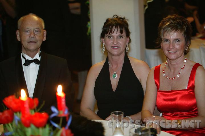 2009.01.10_22.57.08_01.JPG - Peter Lisec, Unternehmer und Gro�sponsor und Gattin Renate mit RK-Bezirksstellenleiterin Katharina Latschenberger.