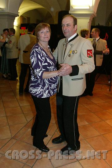 2009.02.07_20.32.33.jpg - Obmann Karl Deisl mit Gattin.