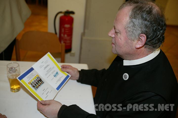 2009.02.07_21.06.29.jpg - P. Franz H�rmann OSB, selbst begeisterter Musiker und Musikprofessor im Stiftsgymnasium, studiert das Ballprogramm.
