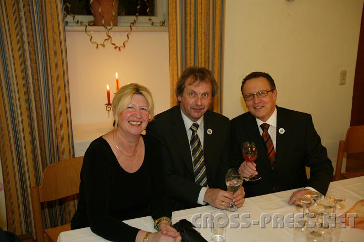 2009.02.07_21.23.49.jpg - Ehreng�ste, v.l.n.r.: Hermine Sagmeister mit Gatten Otto, Vizebgm. und VS-Direktor; sowie der gesch�ftsf. GR Alois Schagerl.