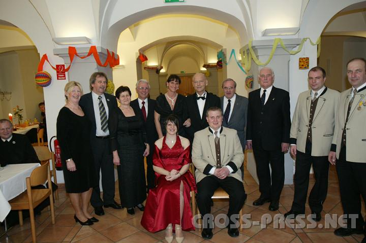 2009.02.07_21.32.39_01.jpg - Hermine und OSR Otto Sagmeister, Veronika und Franz Deinhofer, Lebensgef�hrtin Renate und Kommerzialrat Peter Lisec, P. Michael Prinz, Altbgm. Stefan Edermayer, Kapellmeister Gerald Loibl, Obmann Karl Deisl.