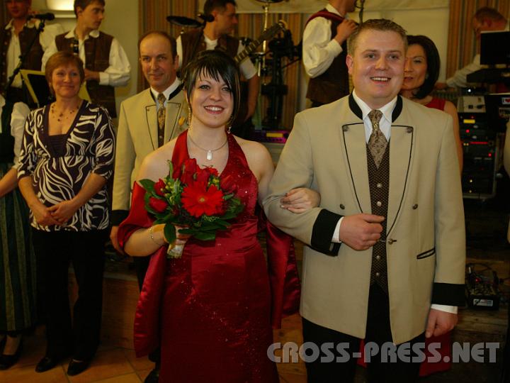 2009.02.07_20.27.21.jpg - Die Ballk�nigin Bettina Marquart und Ballk�nig Johann Latzelsberger beim Einzug.