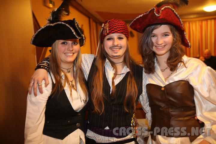 2009.02.21_21.30.55.jpg - Die "Piratinnen" Krista und Andrea Michelbauer und Michaela H�rlendsberger.