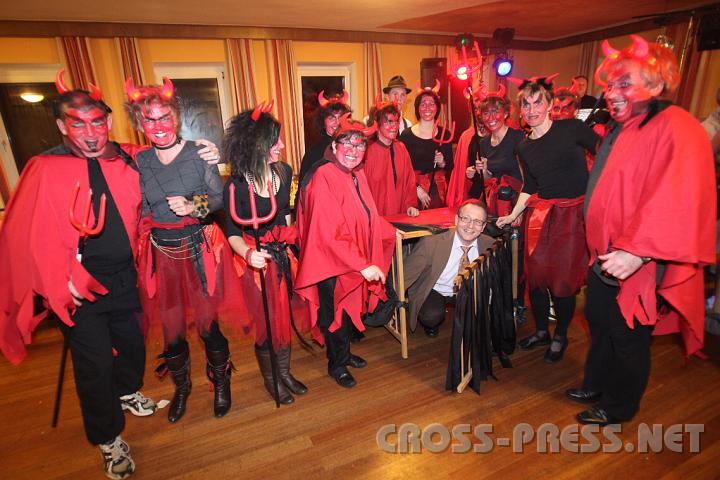 2009.02.21_21.31.45.jpg - Wer seinen Parteimitgliiedsbeitrag einzuzahlen vergisst, den holt der Teufel. ;)  Die "Rote Teufel-Bande" sperrte den Seitenstettner GR und Maskenball-Organisator Alois Schlager in ihren K�fig und gewann trotzdem den ersten Preis bei der Pr�mierung.