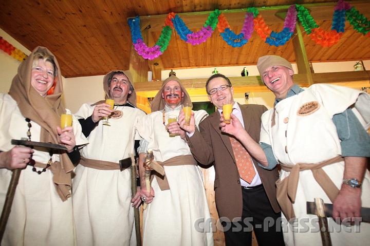 2009.02.21_21.40.03.jpg - An die urspr�ngliche Bev�lkerung des Mostviertels erinnert das "Slawen" - Team Johanna und Seitenstettner Vbgm. VS Dir. OStr. Otto Sagmeister, Ernest Str�u�l, GR Alois Schlager und Bgm. Franz Deinhofer.