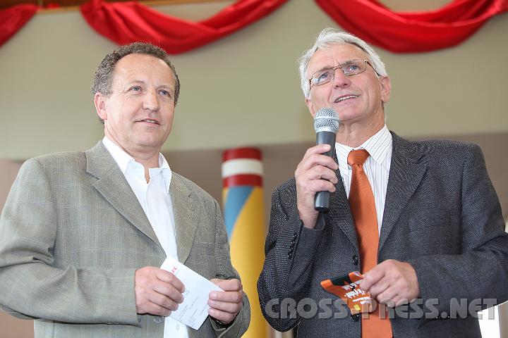 2009.05.16_11.08.33.jpg - GR Alois Schlager (l.) stellte das Programm zusammen und er�ffnete mit B�rgermeister Franz Deinhofer den Gesundheitstag der Gemeinde Seitenstetten.
