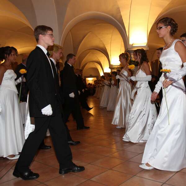 Ballnacht als Balanceakt Eintanzen im edlen Ambiente des Stifts-Meierhofes.