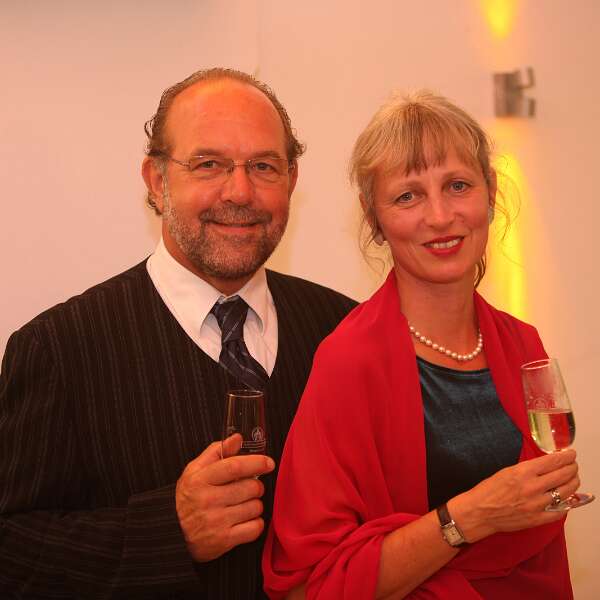 Ballnacht als Balanceakt Chris Wessels, Künstler und Mitarbeiter des Stiftes St.Lambrecht und die Gartengestalterin des Stiftes Seitenstetten Andrea Stejskal genießen den Abend.