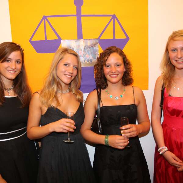 Ballnacht als Balanceakt Stammgäste beim Maturaball, die Maturantinnen des Jahrgangs 2007/08: Mirijam Christina Malinar, Miss. Incognito, Julia Hochwallner und Christina Spindelberger,...