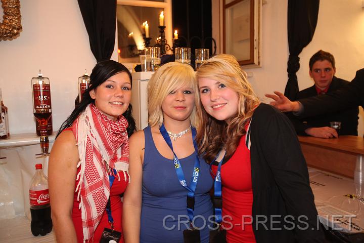 2009.10.24_21.42.03.jpg - Die "Happy Hour" von 2 bis 3 Uhr dauerte dieses Mal 2 Stunden: an der Mix-Bar voll im Einsatz waren Barbara Schelch, Silke Hartlauer und Andrea Vogelmayr.