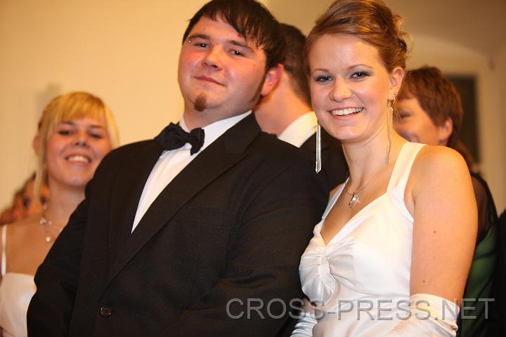 2009.10.24_20.48.32.jpg - Thomas Hinterleitner und Lisa-Maria Redl tanzten den Ball ein. Hinten: Simone Sommer.