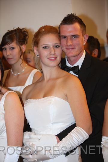 2009.10.24_20.53.09.jpg - Das gl�ckliche Tanzpaar Petra Krondorfer und Kevin Riener. Hinten: Monika Gerstmayr.