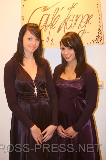 2009.10.24_21.13.25_01.jpg - Bettina Rohrhofer und Katrin St�ckler vor der Caf� Lounge.