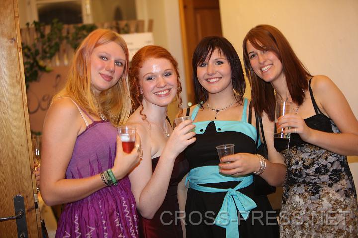 2009.10.24_21.18.57.jpg - Luna Riedler, Elisabeth Dorfmayr, Christine Brandner und C. Sch. haben bereits vor 2 Jahren die Schule absolviert...