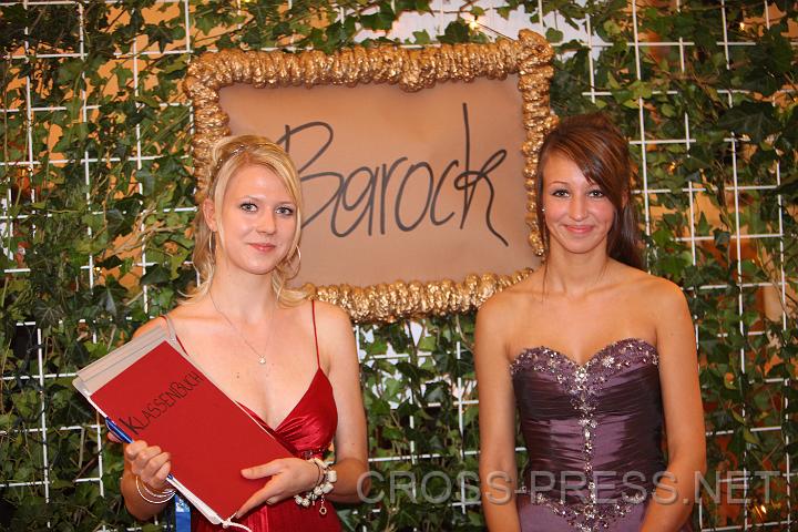 2009.10.24_21.25.58.jpg - Theresa Graf und Theresa Hochwallner mit dem "Klassenbuch", das die Sch�tzungen �ber die Gesamtanzahl der Fehlstunden aller 75 Schulabg�nger beinhaltet.