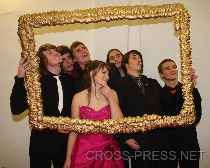 2009.10.24_22.10.48.jpg - Maturantin Karin Strohmayr, Leiterin des Ball-Organisationskomitees, ist voll im Bild und blickt mit ihren Kameraden in eine verhei�ungsvolle Zukunft. :)