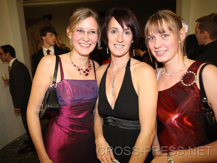 2009.10.24_22.12.54_01.jpg - "Enchant�"... : Michaela, Natascha und Tanja waren als HLW-Sch�lerinnen tagelang mit Vorbereitungsarbeiten besch�ftigt und m�chten "ihren" Ball jetzt genie�en.