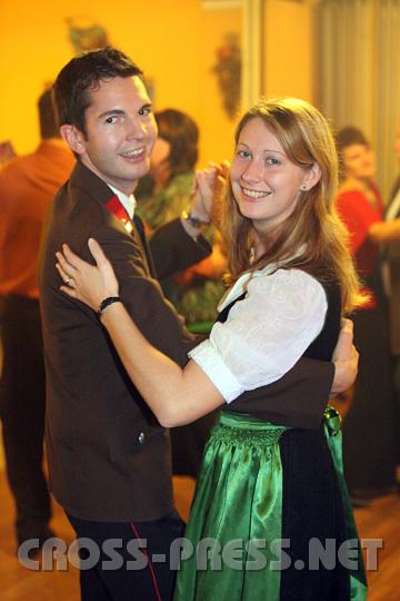 2009.11.14_21.15.22.jpg - Auch Julia Memelauer h�lt sich bei der Tanzpartner-Wahl an die Feuerwehr. Hier mit Manuel Gelbenegger.