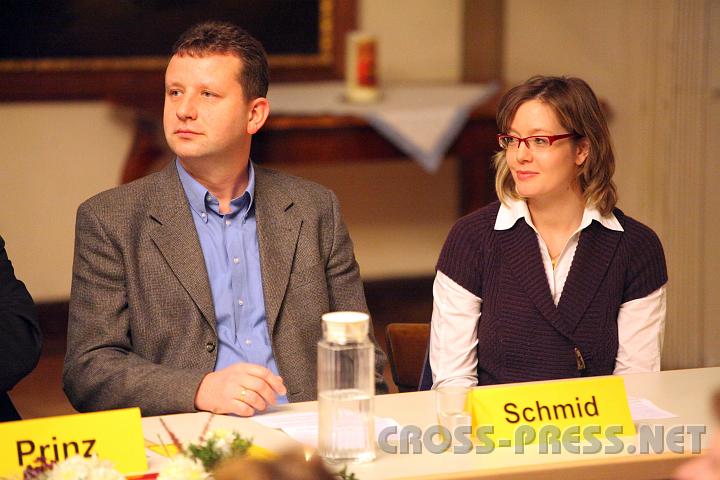 2009.11.16_19.22.02.jpg - Das Ehepaar Martin und Claudia Schmid brachte Beispiele aus dem Familienalltag.