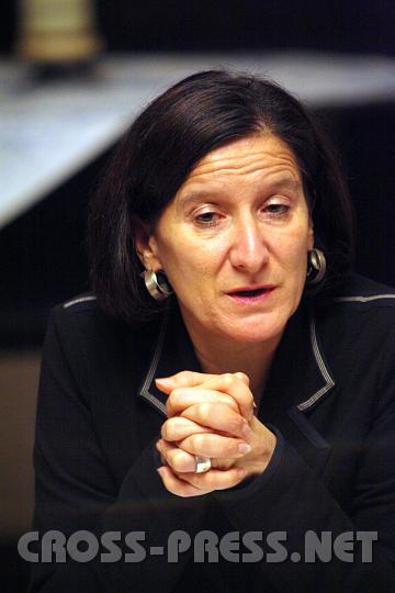 2009.11.16_19.44.09_01.jpg - Familienlandesr�tin Mag. Johanna Mikl-Leitner behandelte das Thema aus politischer Sichtweise. Es war auch ihre Idee, mit einer solchen Veranstaltung durch das Land zu ziehen.