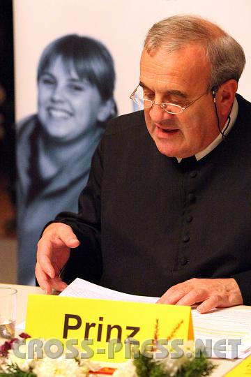 2009.11.16_20.07.07.jpg - Pfarrer P.Michael Prinz ist seit �ber 20 Jahren geistlicher Assistent der Katholischen Frauenbewegung und vetrat Bischof K�ng am Podium.