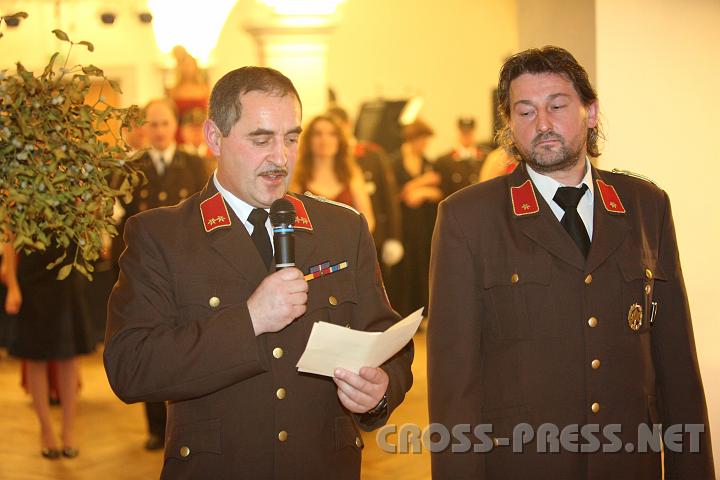 2010.01.09_20.47.25.jpg - FF-Kommandant Friedrich Schoberberger und Stv. Josef Seisenbacher er�ffneten den Ball.