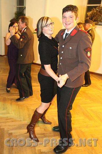 2010.01.09_20.57.31.jpg - Vergn�gt geht's im Walzertakt �ber die Tanzfl�che...