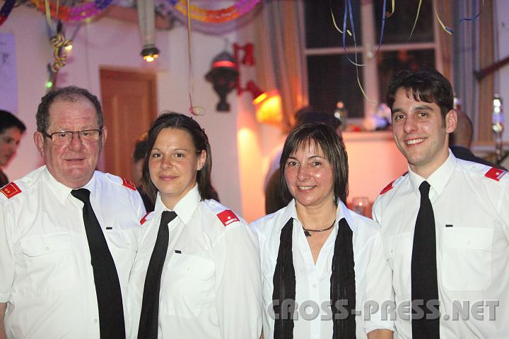 2010.01.09_21.51.08.jpg - "Feuerwehrfamilie" Schwingenschl�gl: Vater Stefan (FF-Kommandant bis 2006), Tochter Sabine, Mutter Gerlinde und Sohn Florian - alle Mitglieder der FF.