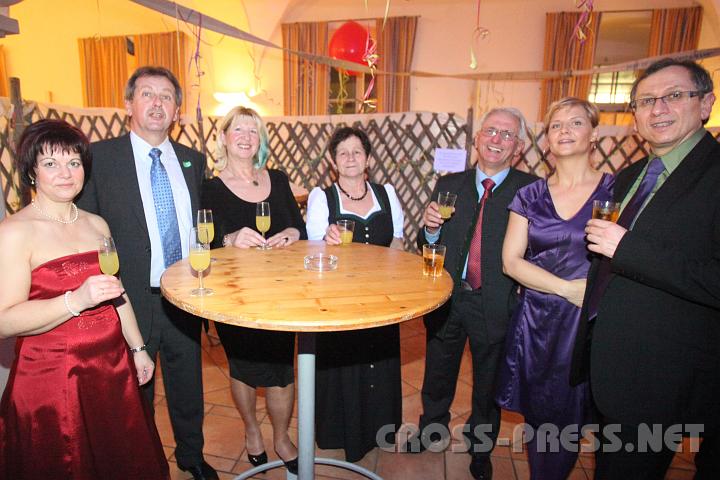 2010.01.09_21.54.18.jpg - Helga Schoberberger (Gattin des FF-Kommandanten), Vizebgm. OSR Otto und Johanna Sagmeister, Veronika und Bgm. Franz Deinhofer, Henny Behrens und Anton Sch�rkhuber in gem�tlicher Runde in der "L�sch-Bar".