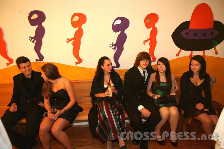 2011.09.24_21.55.19.jpg - ... mischten sich die Jugendlichen unter die Außerirdischen.  ;)