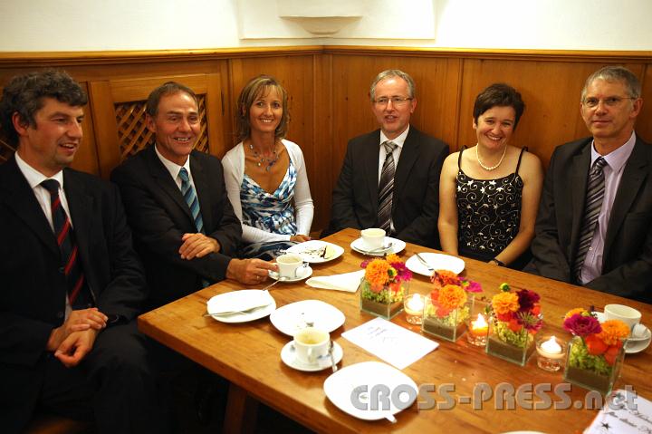 2011.09.24_23.02.49.jpg - Während der "Lehrkörper" sehr bodenständig in der Stube des Meierhofs feierte ...