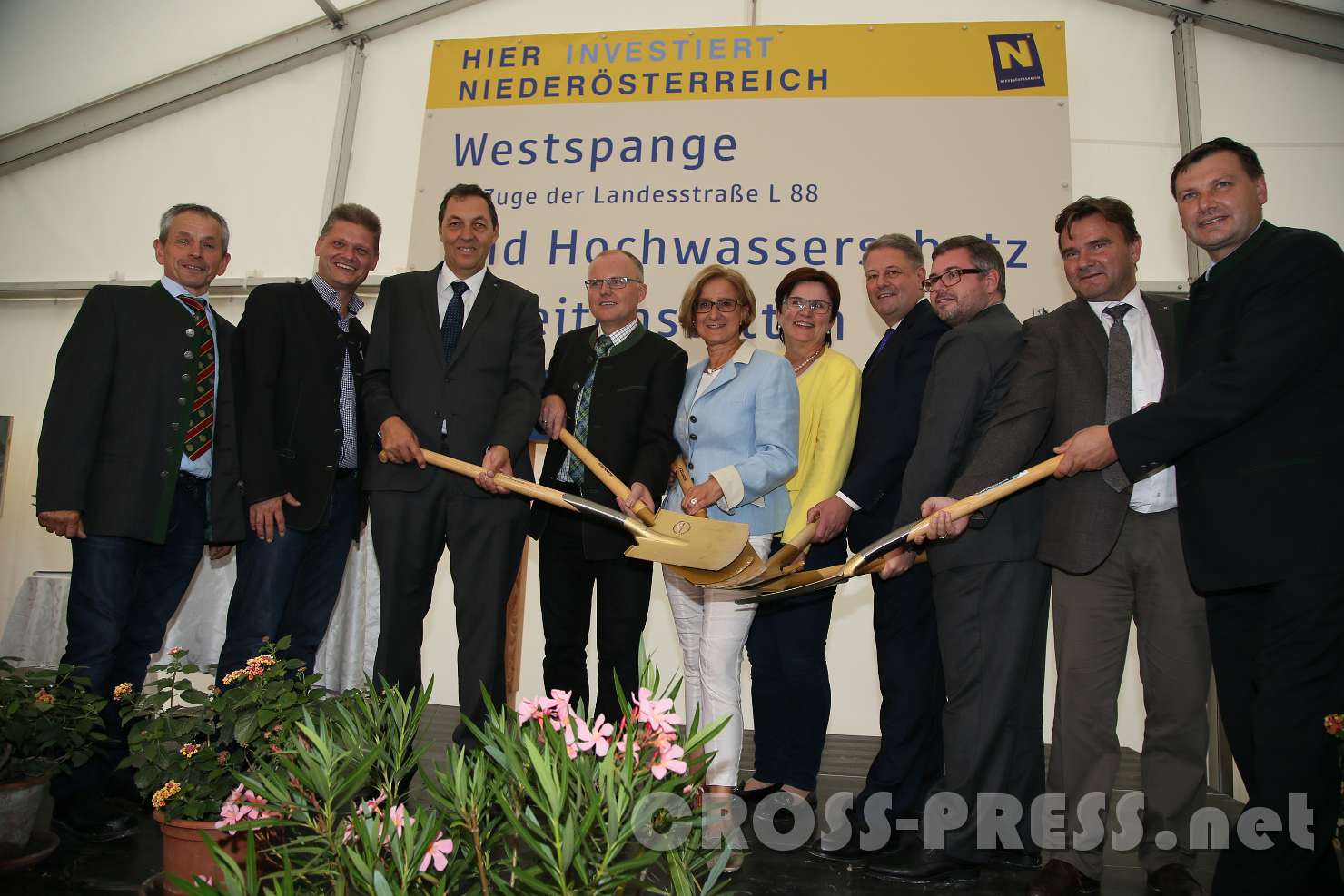 2017.07.24_18.09.11.jpg - Beim Spatenstich für Westspange und Hochwasserschutz (v.l.n.r.): Vize-Bgm. Franz Tramberger, NR Andreas Hanger, DI Josef Decker (NÖ Straßenbaudirektor), Bgm. Johann Spreitzer, LH Johanna Mikl-Leitner, LAbg. Michaela Hinterholzer, BM Andrä Rupprechter, LR Ludwig Schleritzko , Norbert Knopf (Leiter der Abteilung Wasserbau) und BR Andreas Pum.