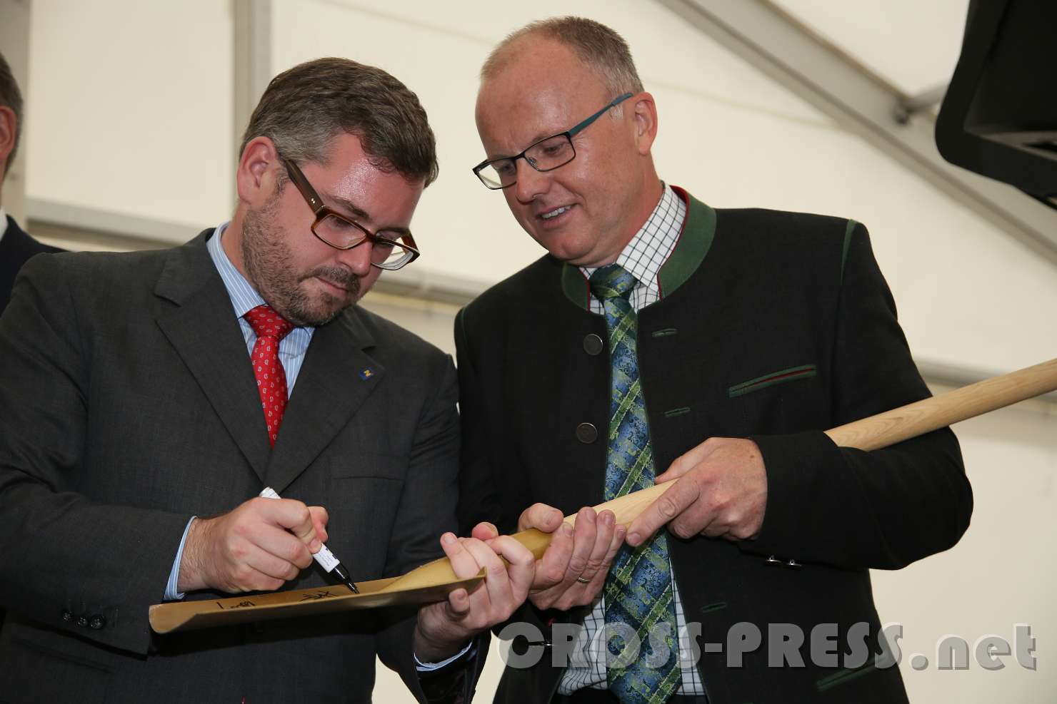 2017.07.24_18.11.15.jpg - LR Ludwig Schleritzko unterschreibt am Spaten, gehalten von Bgm. Johann Spreitzer.