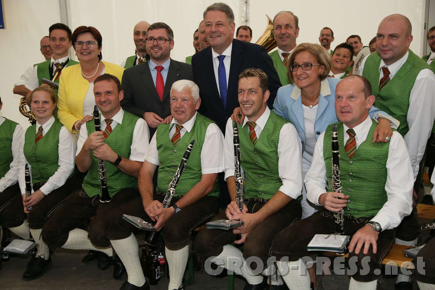 2017.07.24_18.39.56.jpg - LAbg. Michaela Hinterholzer, LR Ludwig Schleritzko, BM Andrä Rupprechter und LH Johanna Mikl-Leitner mit der Musikkapelle Seitenstetten.