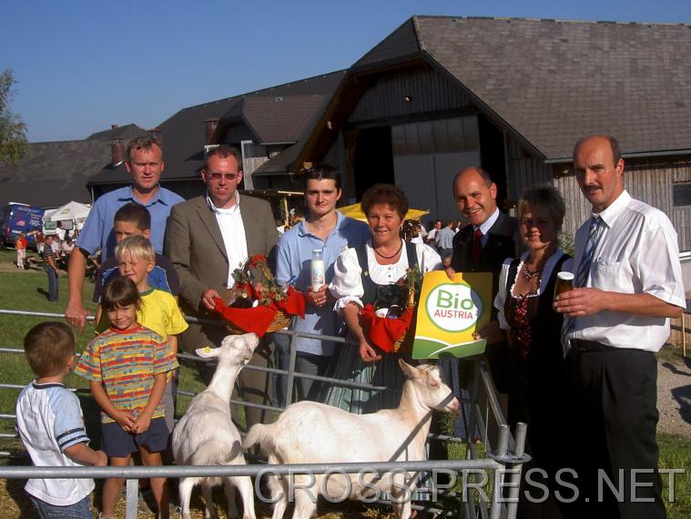 06.09.24_013pict vlnr:
2.vl. Mag. Christoph Gleirscher, Bundesgesch�ftsf�hrer Bio-Austria; 
Hofnachfolger Buchinger Jun.; 
Organisationsb�uerin Marianne Fuchsluger; 
LR Mag. Wolfgang Sobotka
Fam. Buchinger