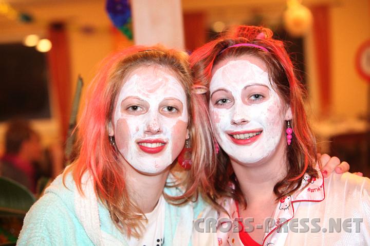 2009.02.14_22.02.16.jpg - Julia Memelauer und Isabella Sch�negger wurden durch den Ball in ihrem Sch�nheitsprogramm unterbrochen.