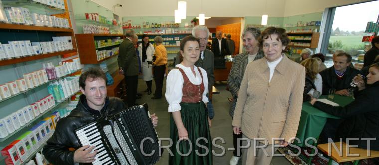 06.10.29_005b Gem�tlicher Fr�hschoppen in heilsamer Umgebung. Apothekenbetreiberinnen Mag. pharm. Andrea Reith (Mitte links) und Mag. pharm. Gertrude Bernhauer (Mitte rechts).