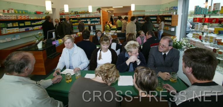 06.10.29_036 Geweiht wurden die R�umlichkeiten gewisserma�en durch die Anwesenheit von Pfarrer Anton Schuh (rechts).  :)