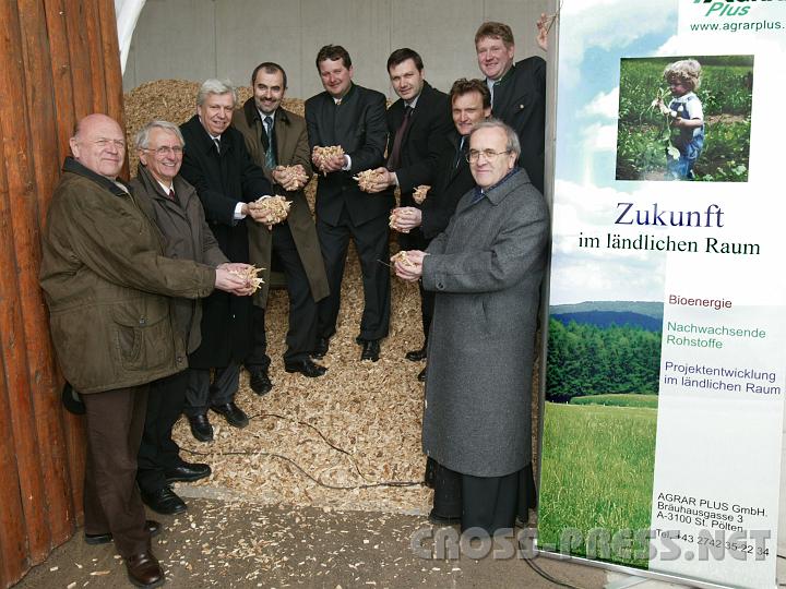 2008-02-23_12.09.41.JPG - Zukunft des l�ndlichen Raums liegt in erneuerbarer Energie.   V.l.n.r.: NR Karl Donabauer, Seitenstettner Bgm. Franz Deinhofer, St.Peterer Bgm. Mag. Johann Heuras, LR Dipl. Ing. Josef Plank, Genossenschaftsobmann Johann Krendl, LA Ing. Andreas Pum, Bioenergie Obmann Ing. Christian Mayerhofer, St.Peterer Ortsvorsteher Hermann Stockinger, Seitenstettner Pfarrer P. Michael Prinz.