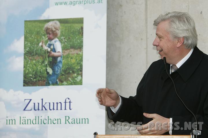 2008-02-23_11.15.26.JPG - "Seitenstetten heizt St. Peter ein", freut sich Bgm. Heuras �ber "die wohlige W�rme", die jetzt vom Nachbarn kommt und bedankte sich beim Seitenstettner Bgm. Franz Deinhofer f�r die gute Zusammenarbeit.