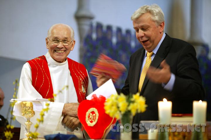 2008-03-16_10.01.55.JPG - Als Gratulant w�rdigte Bgm. Mag. Johann Heuras Sallingers Engagement im �ffentlichen Leben, das sich ungeachtet seines Alters in fr�hlicher Frische u.a. im "Club der jungen Herzen" fortsetzt.