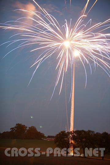 2008.06.20_22.16.10.JPG - Wie eine Wunderkerze spr�ht das Feuerwerk...