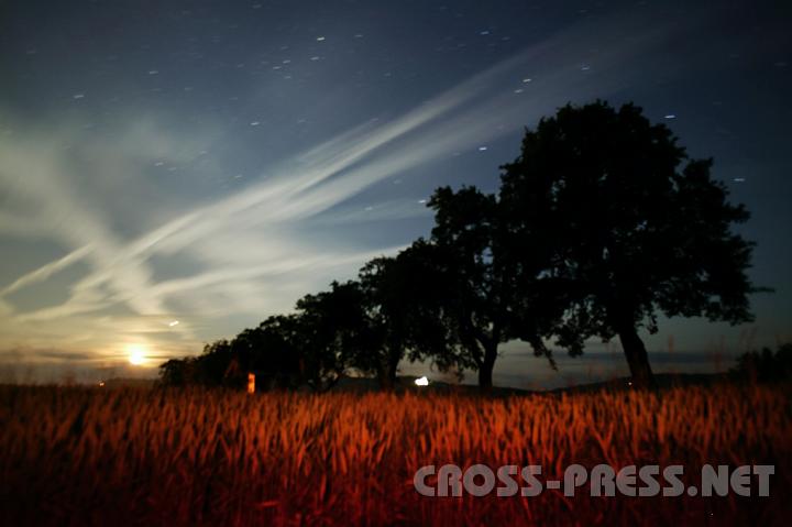 2008.06.20_23.23.42_01.jpg - Mostviertler Mittsommernachtsimpression.   Heuer dauert der Sommer 93 Tage und ist damit �ber 5 Tage l�nger als der Winter.   Im Hintergrund leuchtet die Kirche von St.Michael.   Links der Vollmondaufgang.