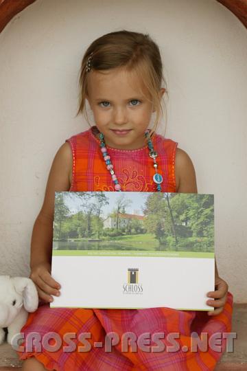 2008.09.06_13.54.54.JPG - Schlossfr�ulein pr�sentierte neues Schlossprospekt.