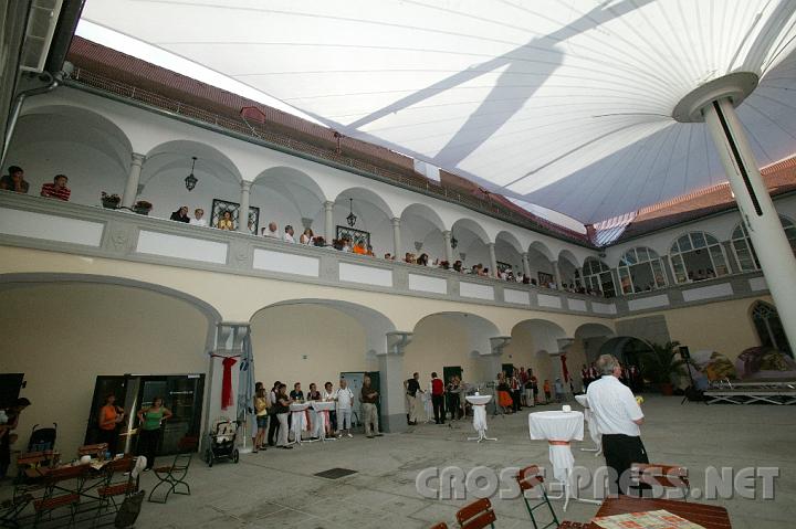 2008.09.06_15.38.41.JPG - Beim Einfahren des Schlossschirmes wurden die Besucher gebeten, vorsichtshalber in Deckung zu gehen.
