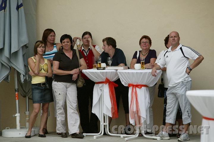 2008.09.06_15.40.21.JPG - Trotz des schattenspendenden Schlossschirmes war auch Wasser- respektive Bierk�hlung gefragt. ;)