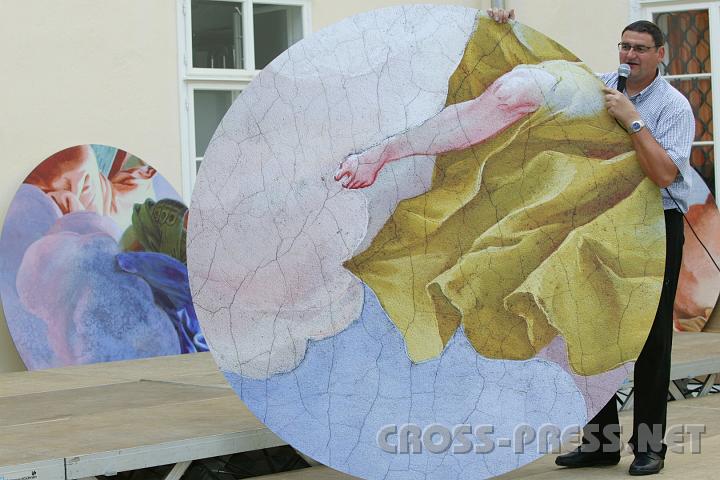 2008.09.06_16.02.21.JPG - "Restposten" der Landesausstellung, hier ein "Originalfu� Michelangelos", wurden vom Kabarettisten Kammerhofer versteigert.