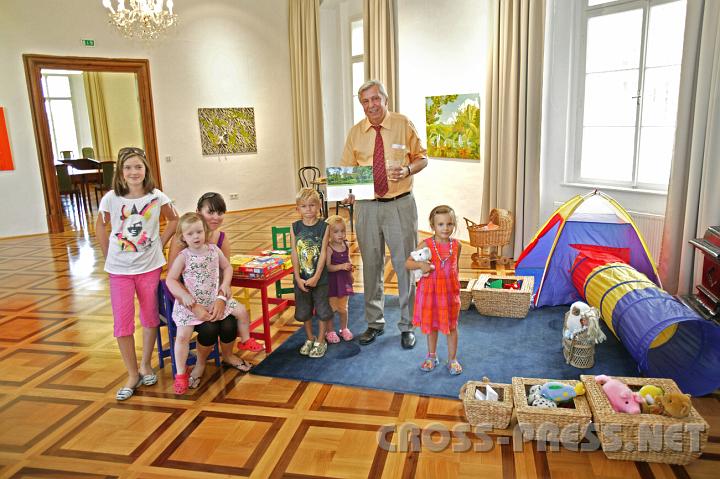 2008.09.06_14.03.28.JPG - Bgm. Heuras f�hrte pers�nlich durchs Schloss.  Auch die Ausstellung "Sp� di ..." war frei zug�nglich und begeisterte besonders die kleinen Besucher.